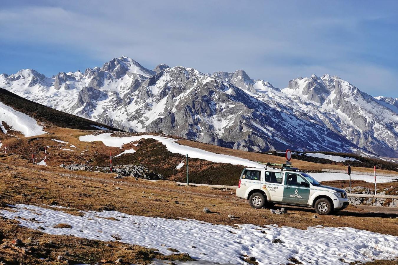 El cuerpo sin vida de Carlos Ugidos, el montañero llanisco desaparecido en Picos de Europa, fue hallado este jueves a las 12.15 horas en la ladera norte del pico Mancondiú y las primeras hipótesis apuntan a una caida por una ladera de fuerte pendiente.