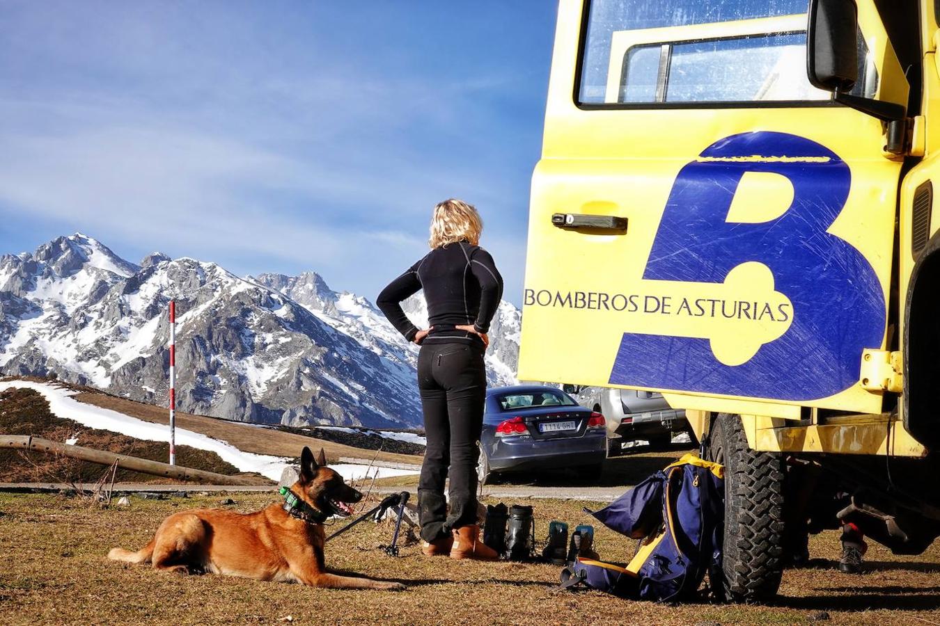 El cuerpo sin vida de Carlos Ugidos, el montañero llanisco desaparecido en Picos de Europa, fue hallado este jueves a las 12.15 horas en la ladera norte del pico Mancondiú y las primeras hipótesis apuntan a una caida por una ladera de fuerte pendiente.