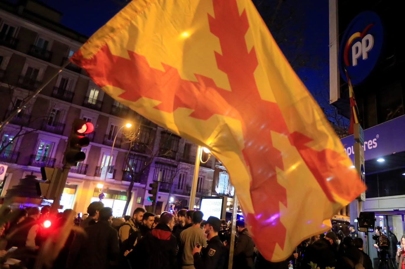 Militantes del PP se manifiestan ante la sede de Génova para pedir la dimisión de Casado y García Egea. Las revelaciones sobre el supuesto espionaje a Isabel Díaz Ayuso que habrían encargado otros dirigentes del PP movilizó a algunos militantes del partido en Madrid.