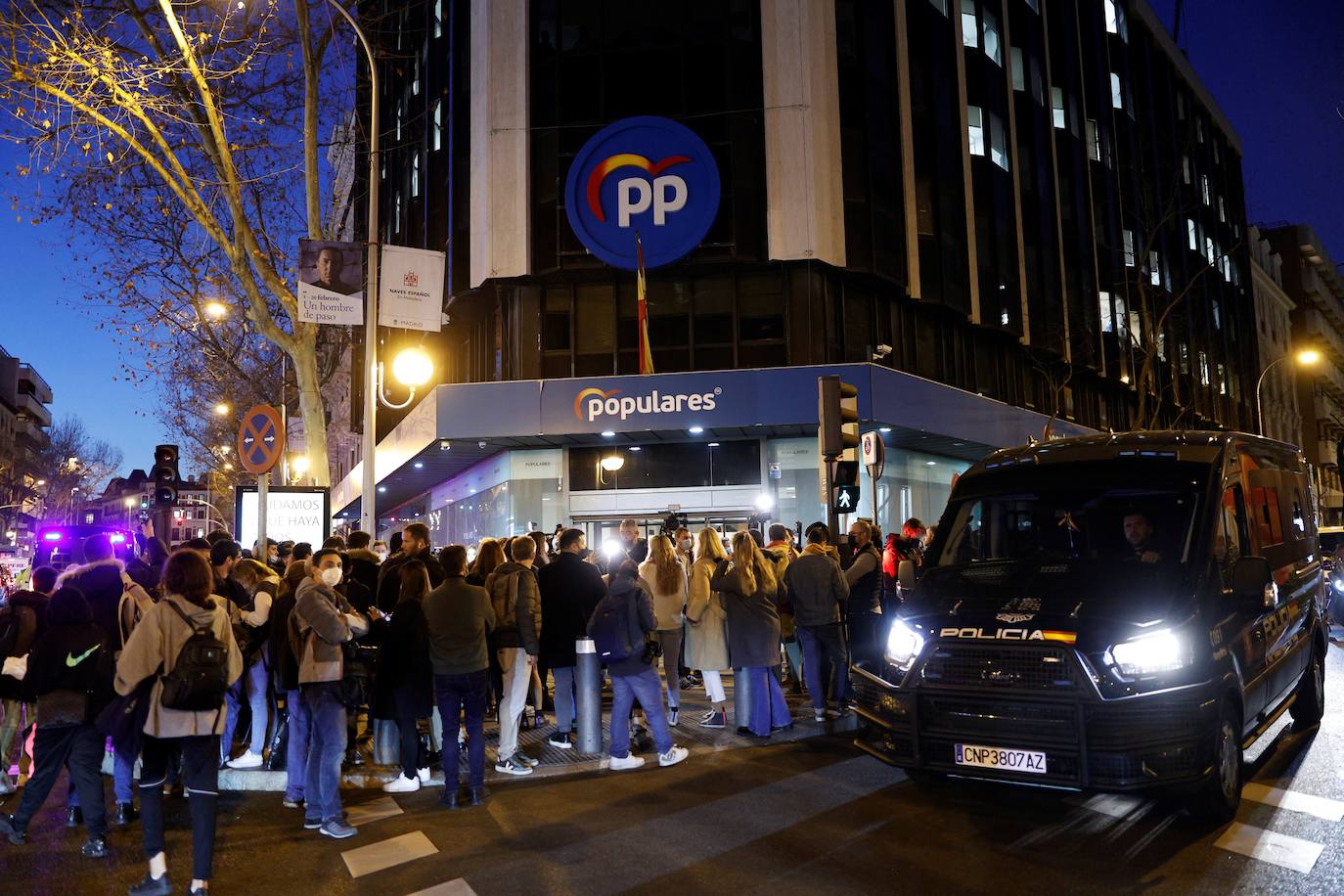 Militantes del PP se manifiestan ante la sede de Génova para pedir la dimisión de Casado y García Egea. Las revelaciones sobre el supuesto espionaje a Isabel Díaz Ayuso que habrían encargado otros dirigentes del PP movilizó a algunos militantes del partido en Madrid.