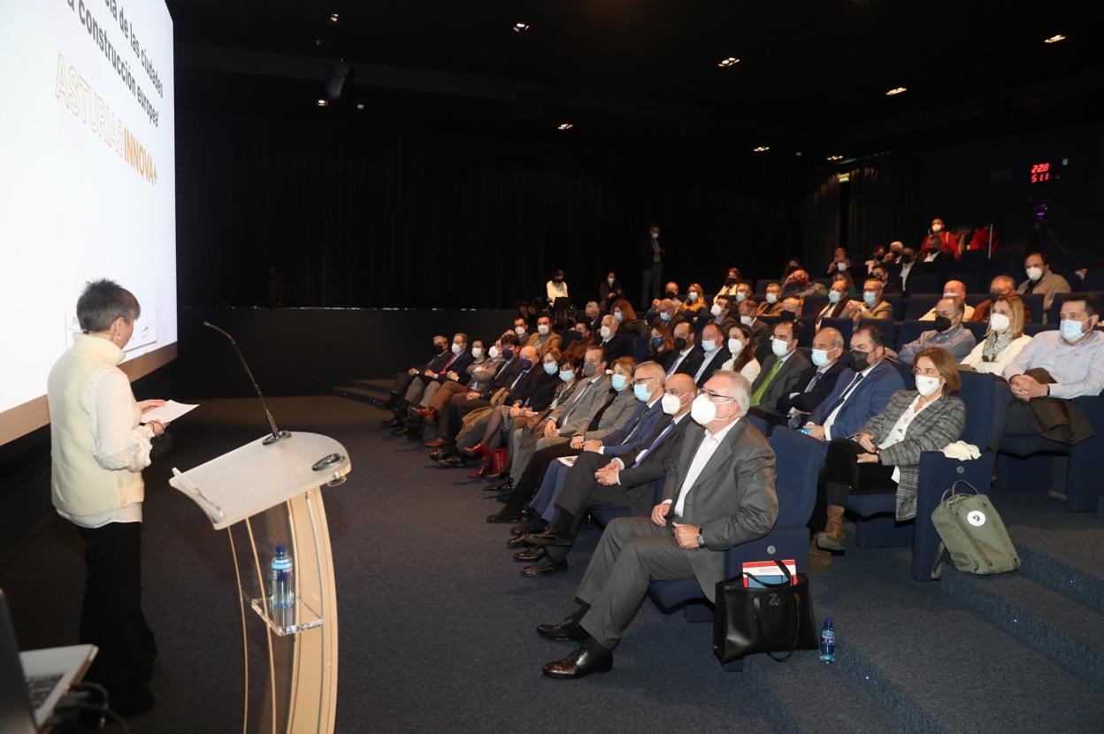 La coordinadora de AsturiasInnnova+, Cristina Tuero, se dirige al público durante la jornada organizada en el Centro Niemeyer. 