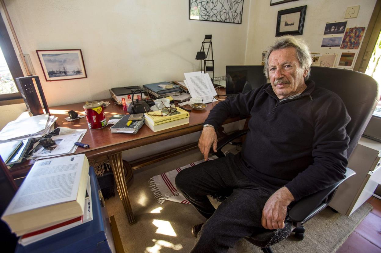 Mariano Antolín, en su estudio de Motril. 