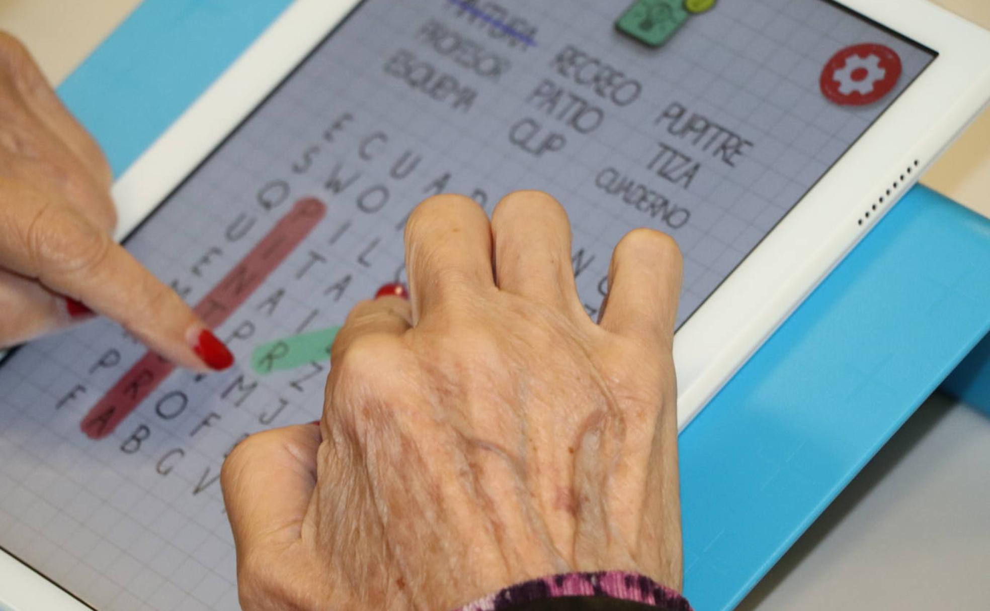 Una mujer realizando una sopa de letras en su Tablet 