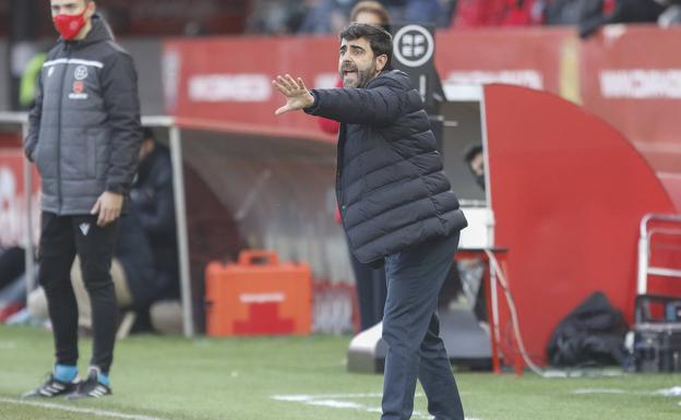 David Gallego en el partido entre el Mirandés y el Sporting.