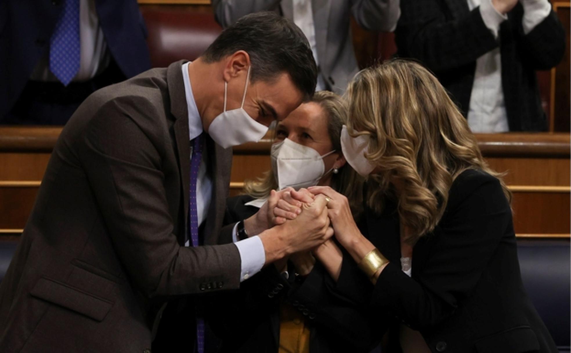 El presidente del Gobierno, Pedro Sánchez y las vicepresidentas Nadia Calviño (centro de la imagen) y Yolanda Díaz después de que el Congreso de los Diputados votara la reforma laboral. 