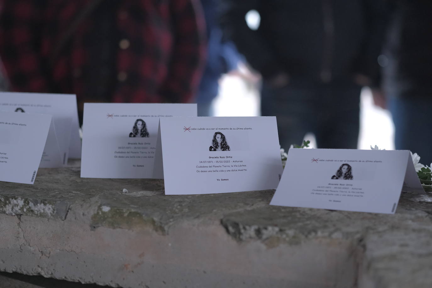 Familiares y amigos despiden en la playa de La Isla a Graciela Ruiz, que padecía ELA, «con música, abrazos, sidra y nada de negro» 