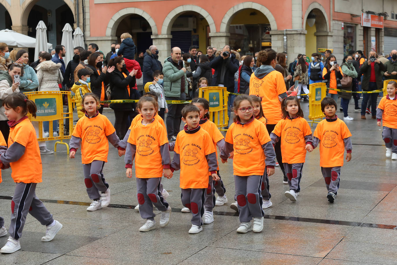 52 concejos de la región se visten de naranja en una carrera colectiva contra el cáncer infantil, organizada por la Asociación Galbán. El objetivo, recaudar fondos para promover la investigación bajo el lema «Una mejor supervivencia es posible». 