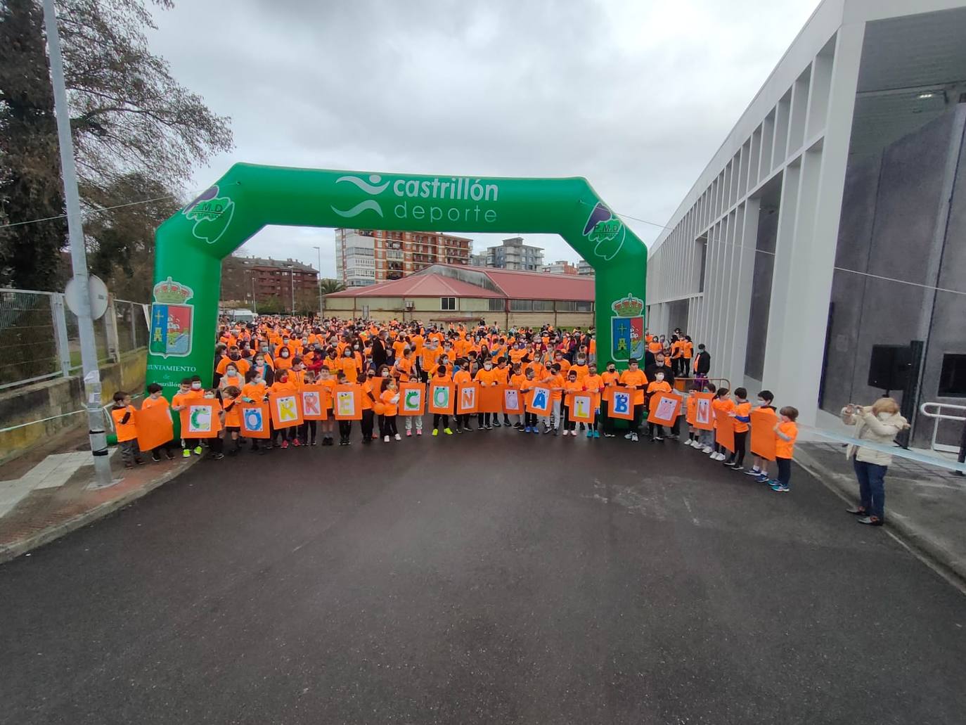 52 concejos de la región se visten de naranja en una carrera colectiva contra el cáncer infantil, organizada por la Asociación Galbán. El objetivo, recaudar fondos para promover la investigación bajo el lema «Una mejor supervivencia es posible». 