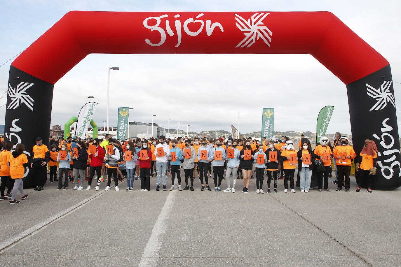 52 concejos de la región se visten de naranja en una carrera colectiva contra el cáncer infantil, organizada por la Asociación Galbán. El objetivo, recaudar fondos para promover la investigación bajo el lema «Una mejor supervivencia es posible». 