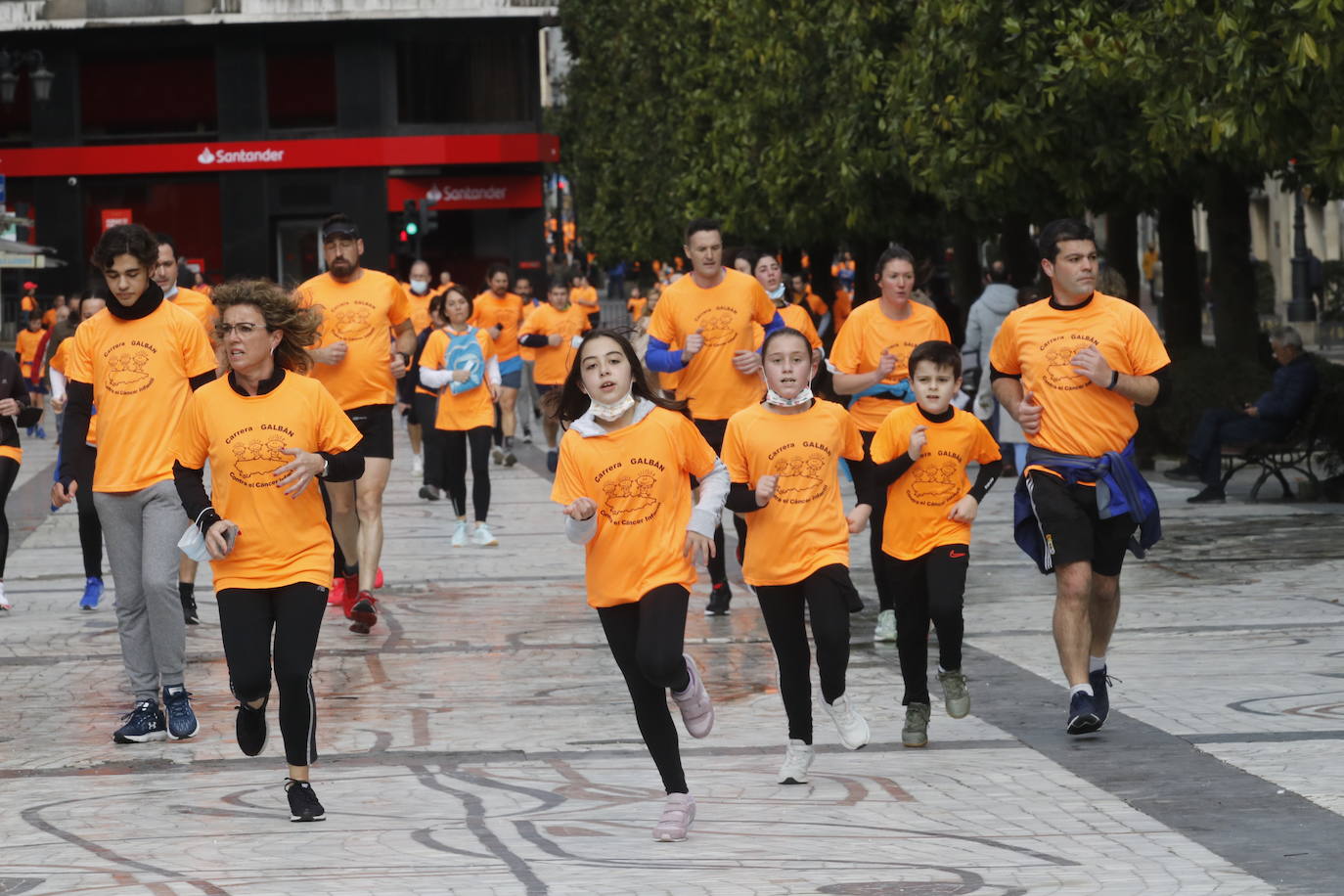 52 concejos de la región se visten de naranja en una carrera colectiva contra el cáncer infantil, organizada por la Asociación Galbán. El objetivo, recaudar fondos para promover la investigación bajo el lema «Una mejor supervivencia es posible». 