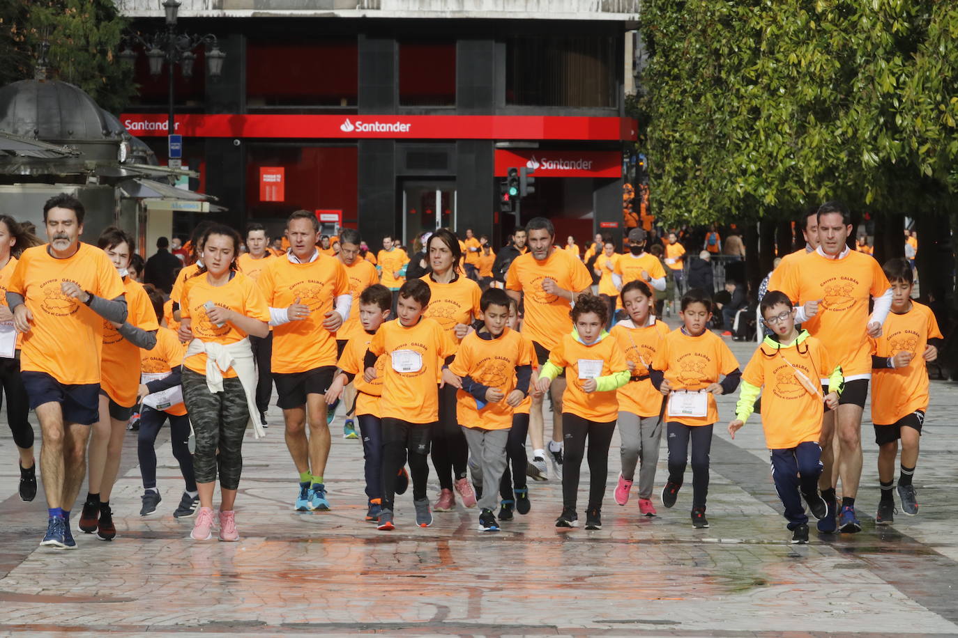 52 concejos de la región se visten de naranja en una carrera colectiva contra el cáncer infantil, organizada por la Asociación Galbán. El objetivo, recaudar fondos para promover la investigación bajo el lema «Una mejor supervivencia es posible». 