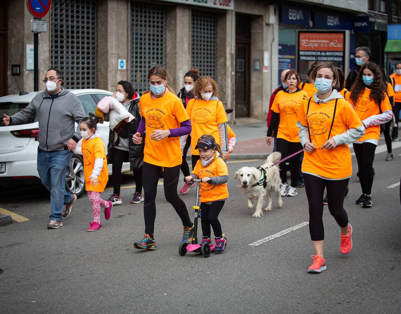 52 concejos de la región se visten de naranja en una carrera colectiva contra el cáncer infantil, organizada por la Asociación Galbán. El objetivo, recaudar fondos para promover la investigación bajo el lema «Una mejor supervivencia es posible». 