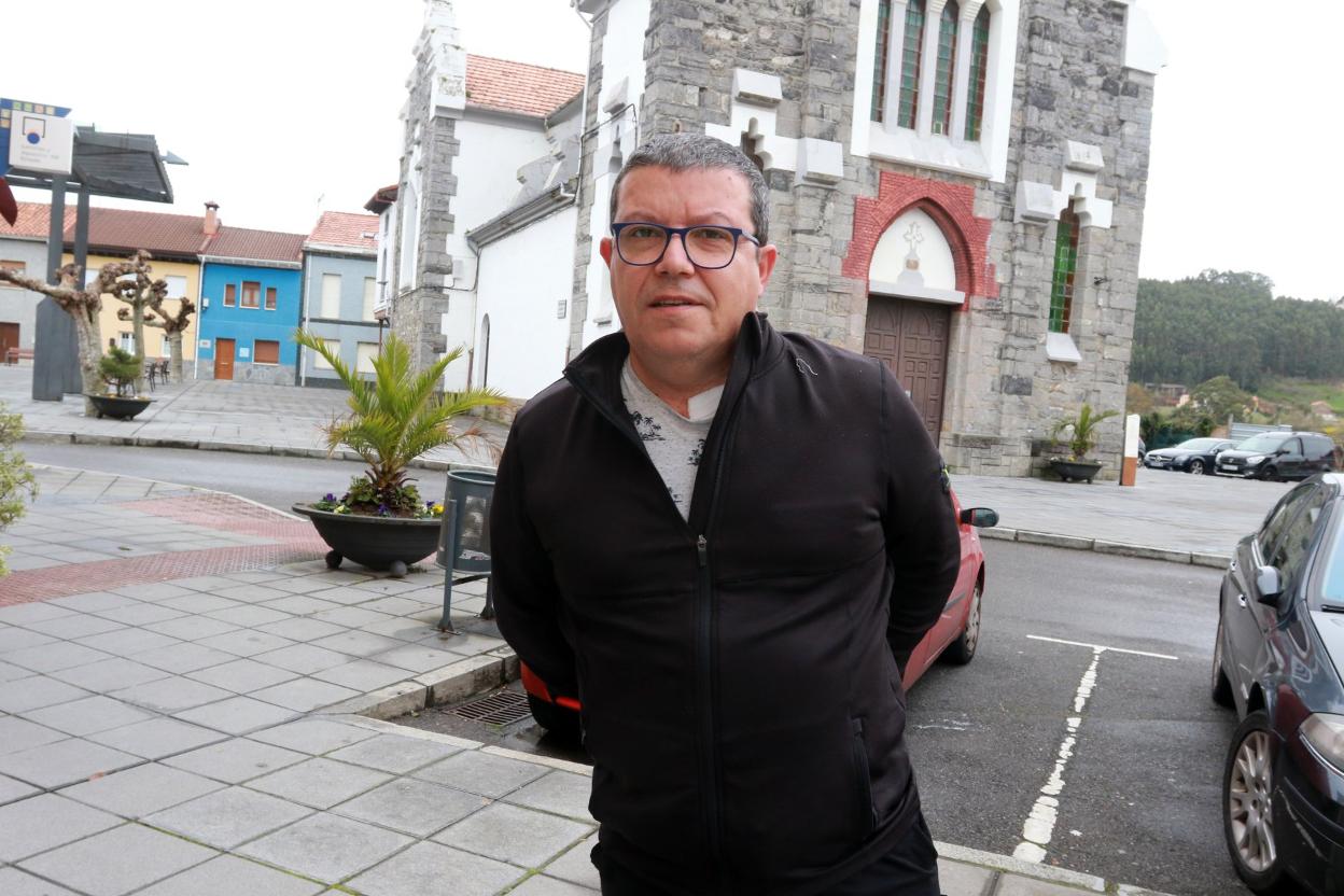 Fernando López frente a la iglesia de La Arena. 