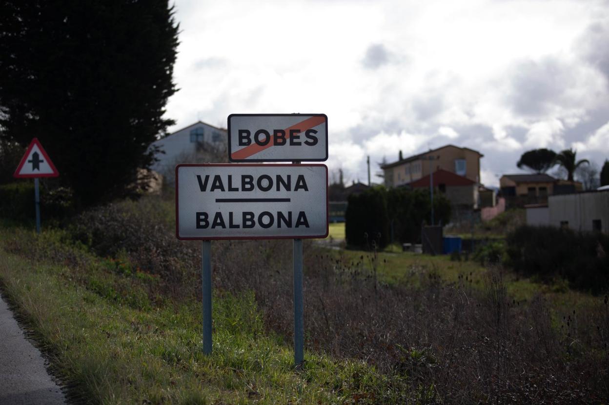 Una de las zonas de la parroquia de Bobes en la que se instalará dibra óptica. 