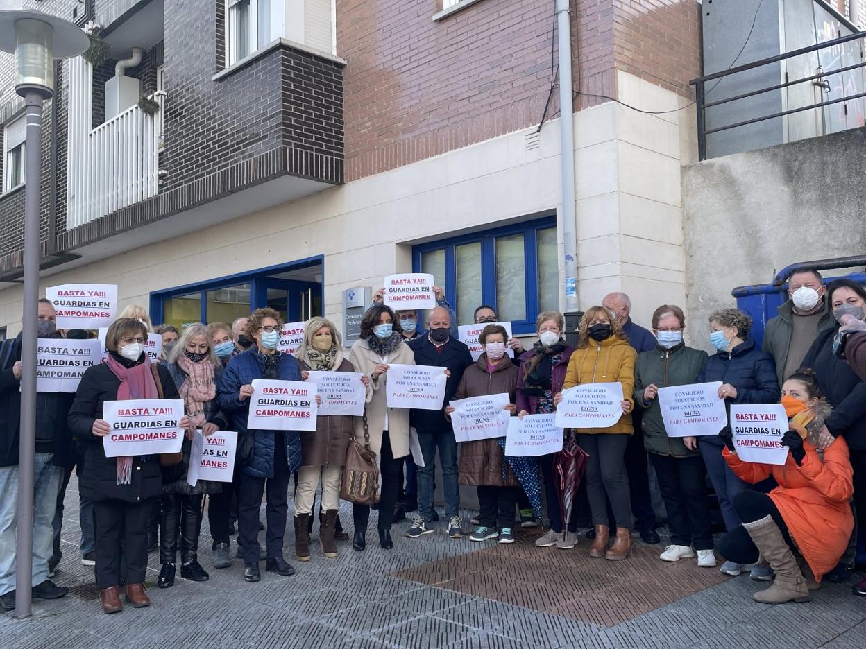 Medio centenar de vecinos de Campomanes se manifestaron ante el consultorio médico para reclamar mejoras. 