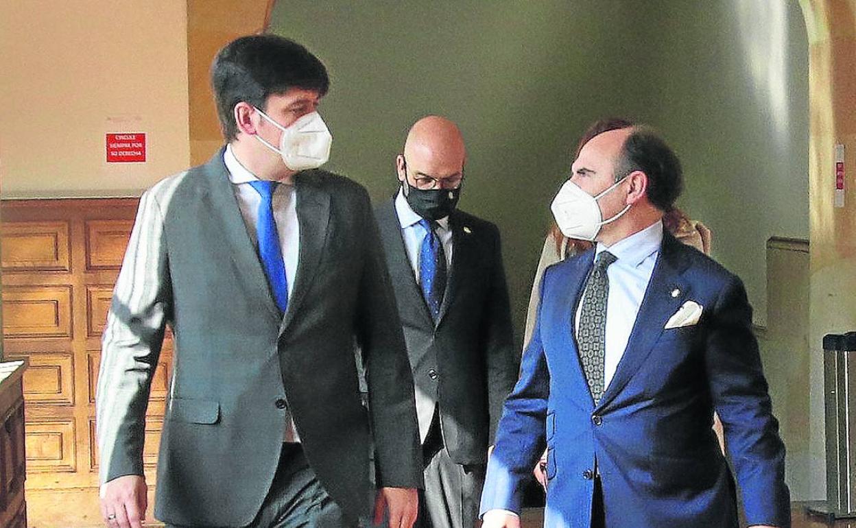 El consejero Borja Sánchez y el rector de la Universidad, Ignacio Villaverde. 