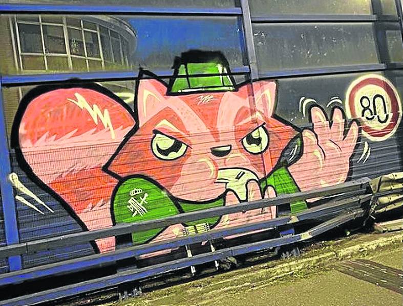 'Yupi' recuerda en el corredor del Nalón, a la altura de Lada, que se debe circular como máximo a 80 kilómetros por hora. e. c.