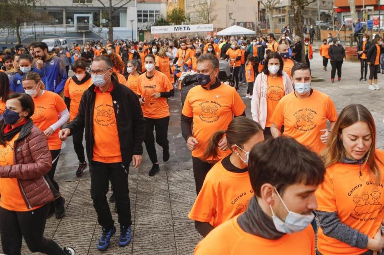 El consejero de Salud, al lado del alcalde de Gozón, Jorge Suárez, en la carrera contra el cáncer infantil celebrada ayer en Luanco . 