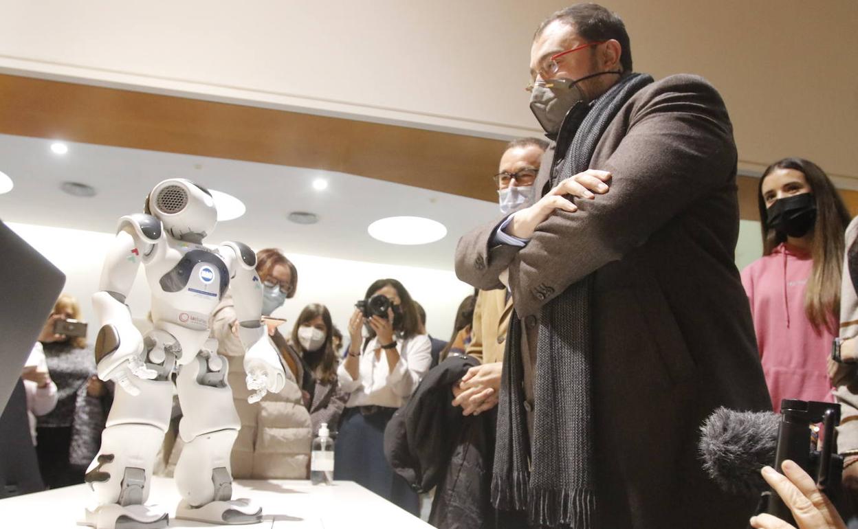 El presidente del Principado, Adrián Barbón, fue recibido por el robot humanoide Nao esta mañana en el HUCA.