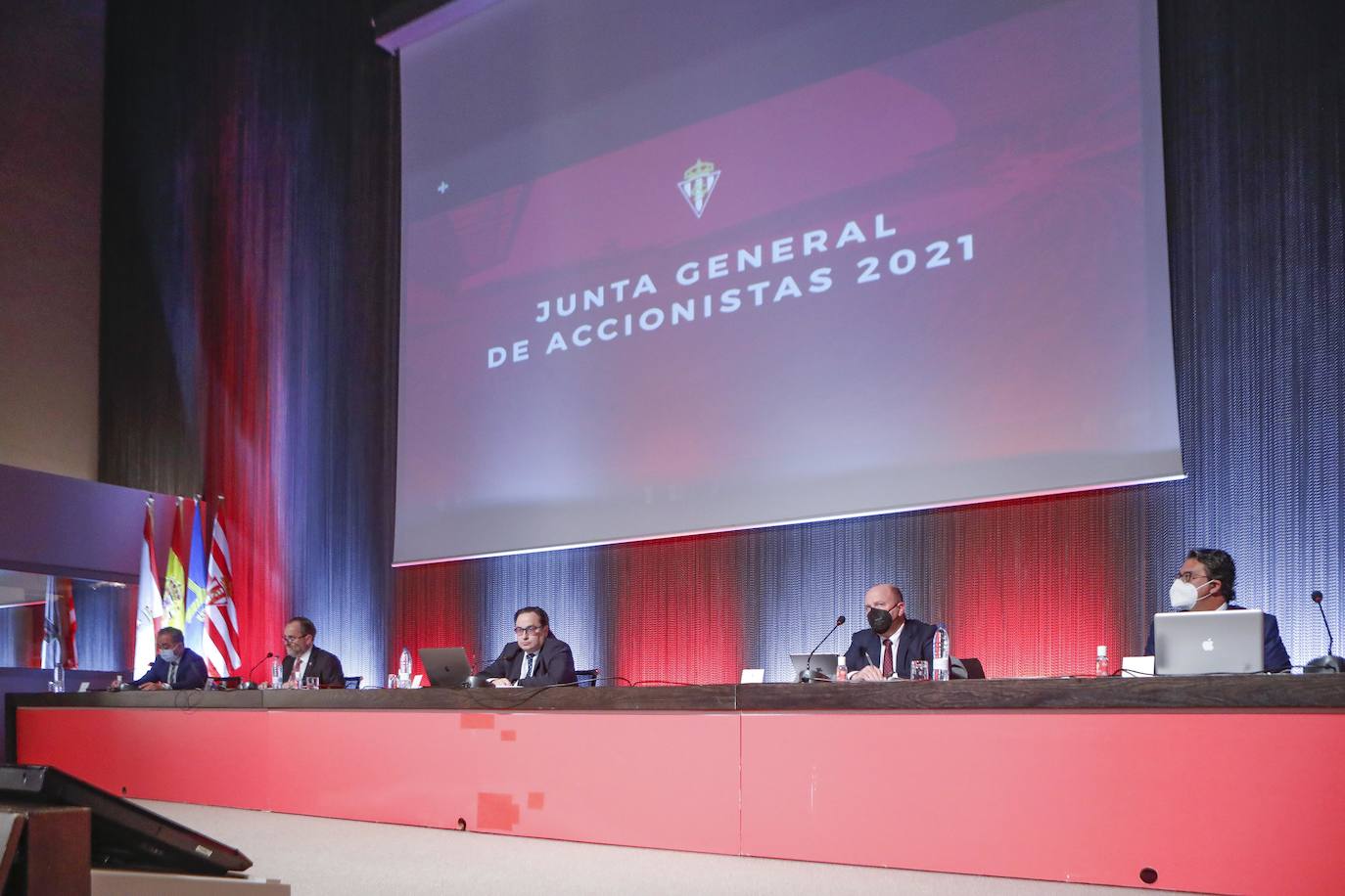 El presidente del Sporting ha analizado el delicado momento del proyecto y sus números. La Junta General de Accionistas se ha celebrado en el recinto ferial Luis Adaro 