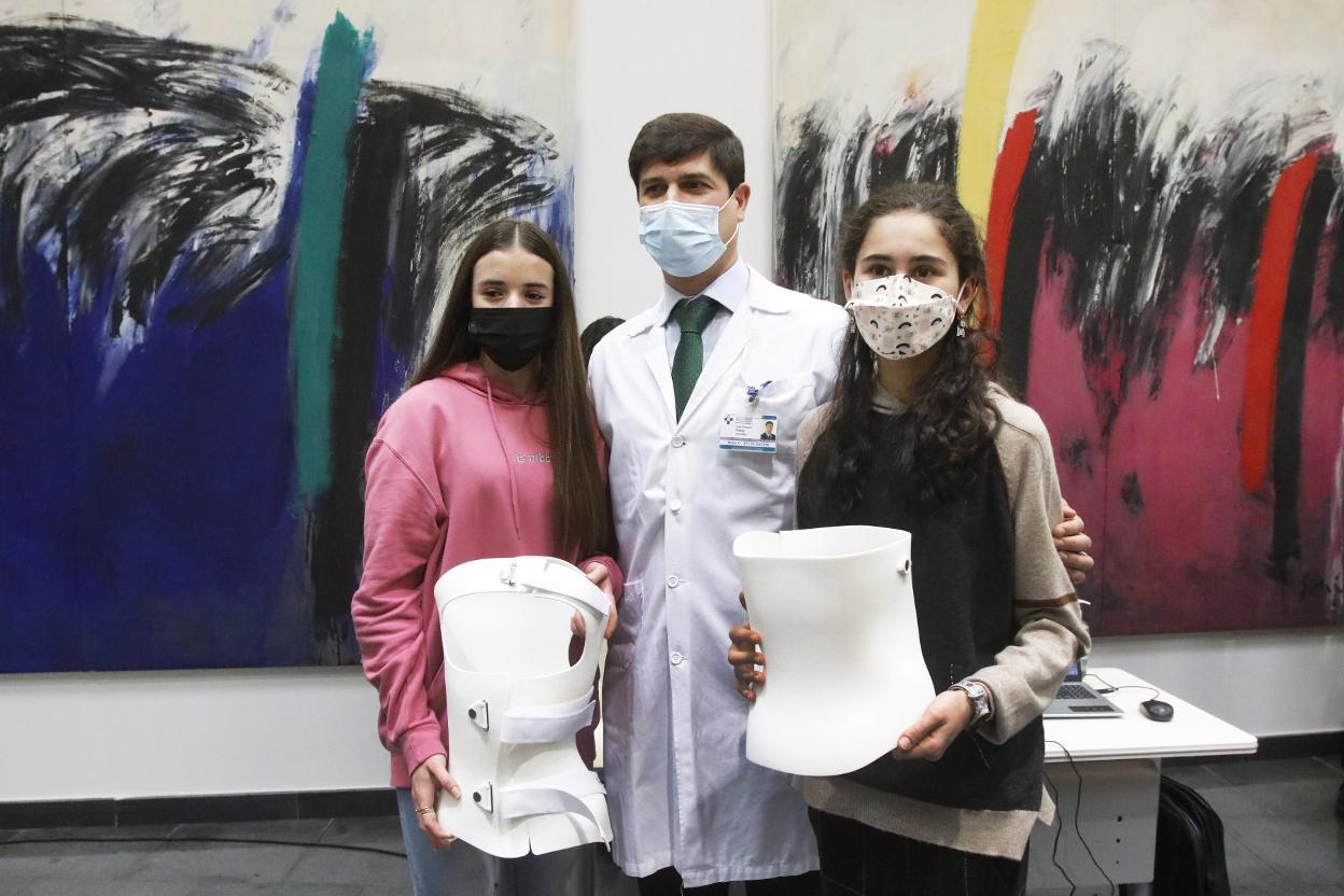 El doctor Fidalgo, entre Claudia Candanedo (izquierda) y Candela Coto, con corsés sensorizados como los que ellas llevan puestos. 