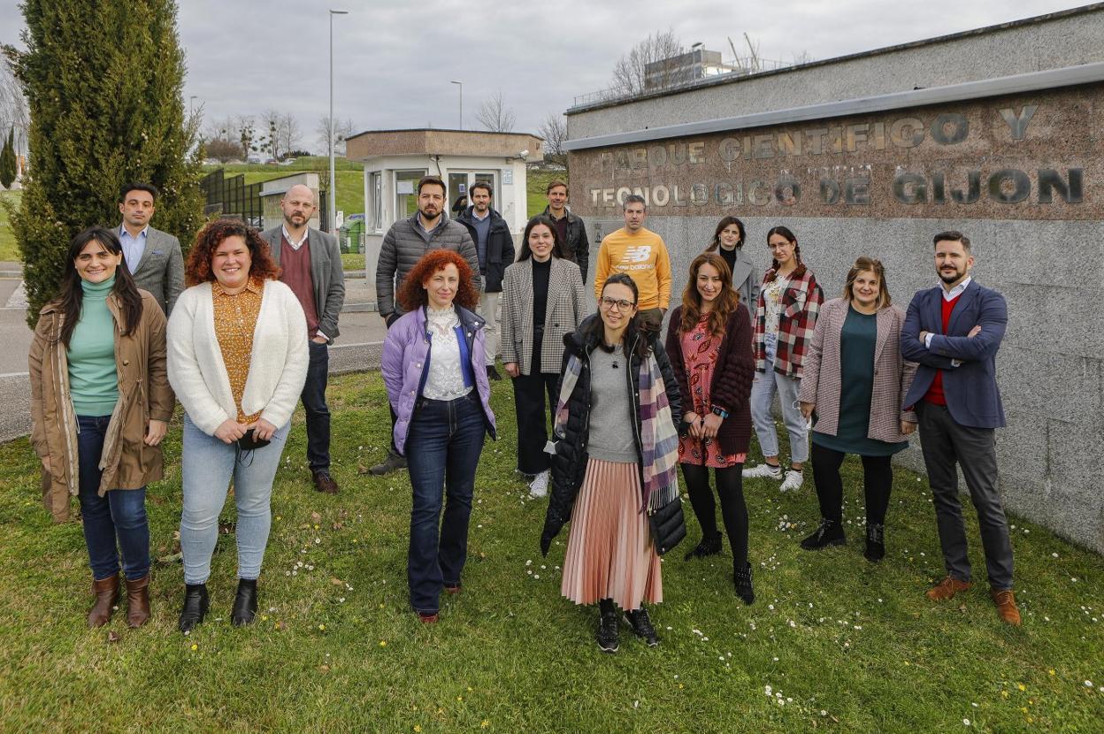 Responsables y trabajadores de las empresas Izertis, Empathy y Futuver y de la Fundación CTIC, en el Parque Científico y Tecnológico. 