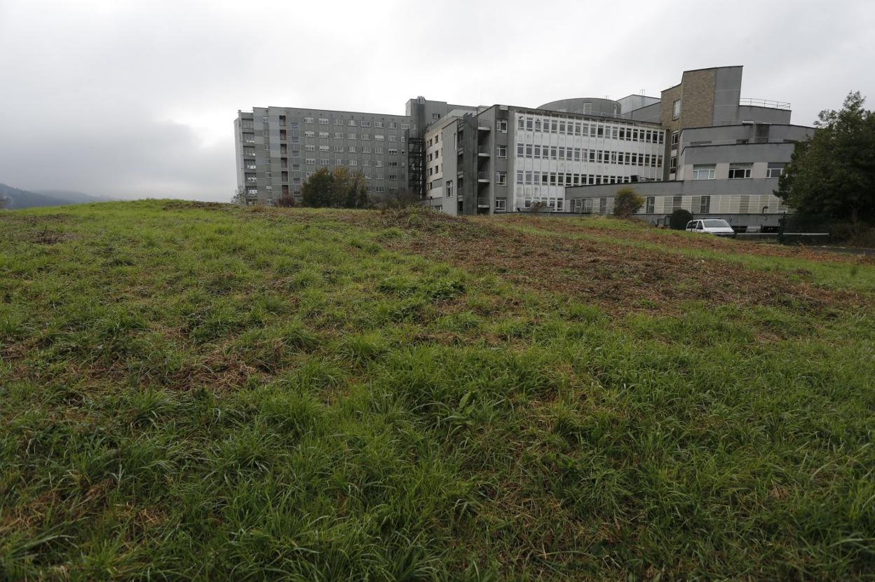 Terreno donde se levantará el nuevo edificio asistencial de seis alturas que albergará urgencias, consultas externas y el bloque quirúrgico. 