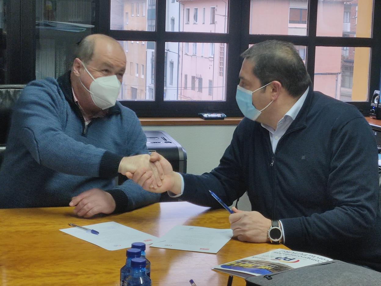 El regidor de San Martín del Rey Aurelio, José Ángel Álvarez, y el edil del PP, José Manuel Pimentao, sellan su acuerdo por los presupuestos. 