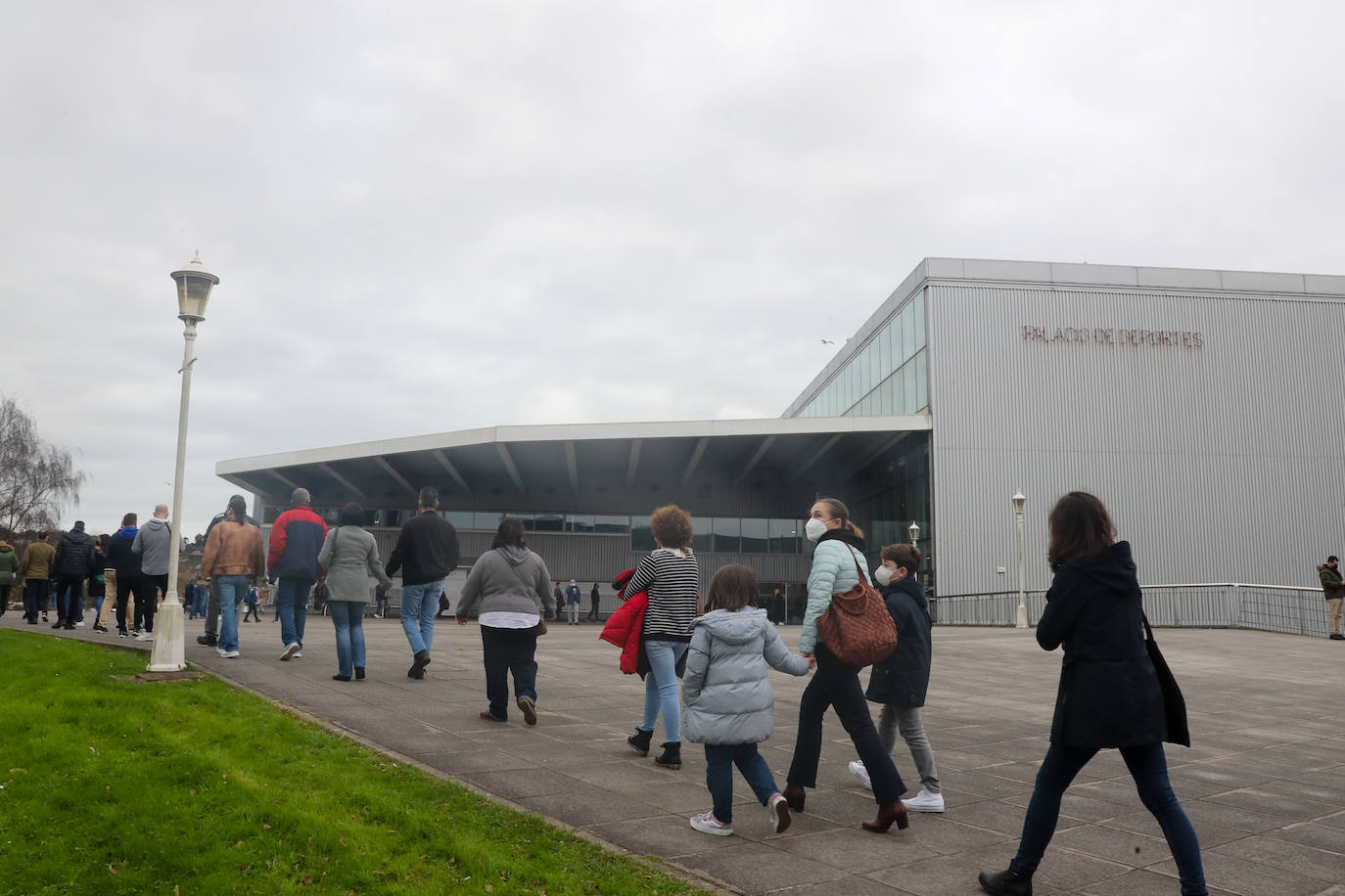 Cola para la vacunación en el Palacio de Deportes de Gijón