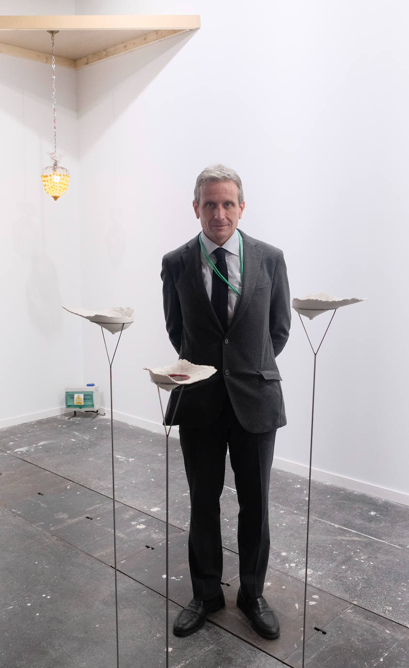 La Feria Internacional de Arte Contemporáneo de Madrid, una de las más importantes del sector, comenzaba este miércoles tras dos años de pandemia. En esta primera jornada han acudido la Galería AMT, Galería Llamazares, Aurora Vigil-Escalera, Irma Álvaraez-Laviada, Avelino SALA, Carolina Compostizo y Fernando Masaveu.