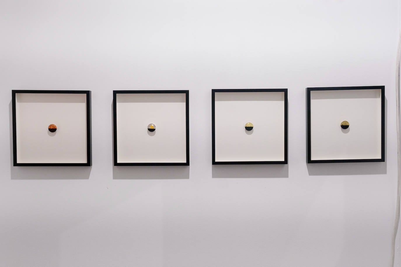 La Feria Internacional de Arte Contemporáneo de Madrid, una de las más importantes del sector, comenzaba este miércoles tras dos años de pandemia. En esta primera jornada han acudido la Galería AMT, Galería Llamazares, Aurora Vigil-Escalera, Irma Álvaraez-Laviada, Avelino SALA, Carolina Compostizo y Fernando Masaveu.