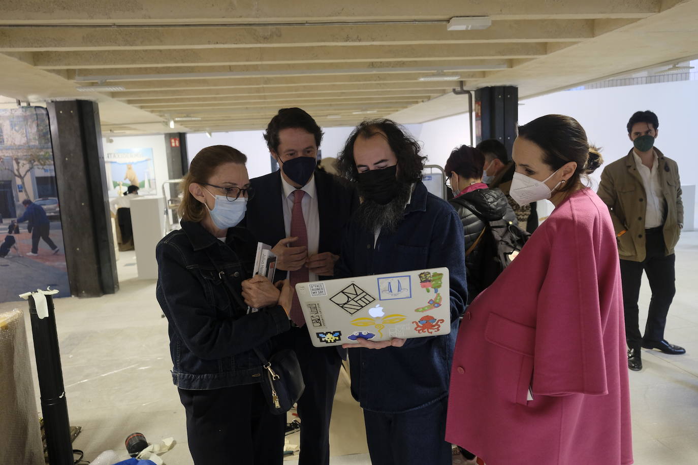 La Feria Internacional de Arte Contemporáneo de Madrid, una de las más importantes del sector, comenzaba este miércoles tras dos años de pandemia. En esta primera jornada han acudido la Galería AMT, Galería Llamazares, Aurora Vigil-Escalera, Irma Álvaraez-Laviada, Avelino SALA, Carolina Compostizo y Fernando Masaveu.