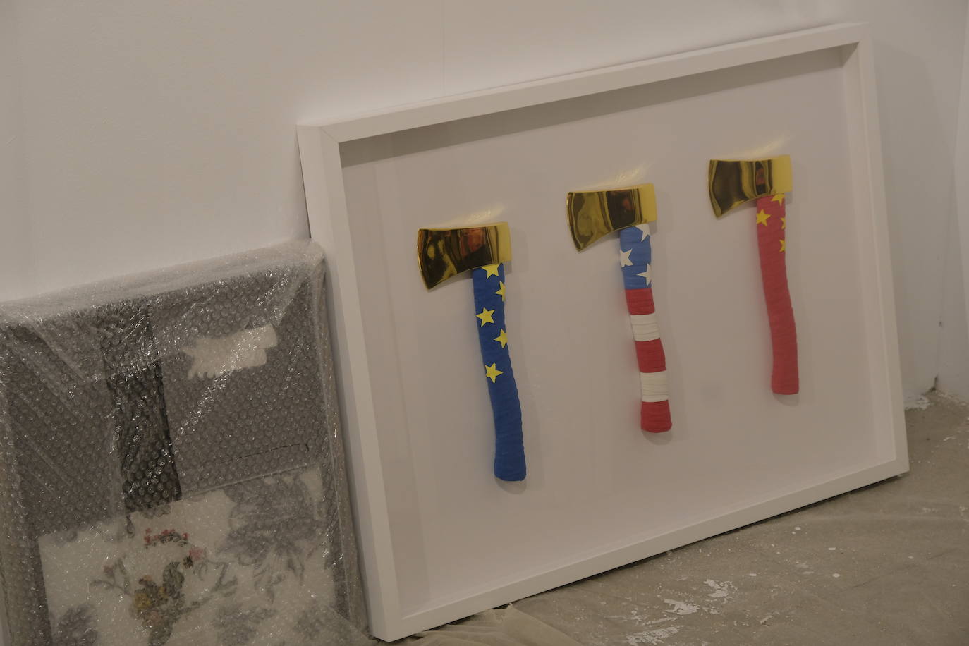 La Feria Internacional de Arte Contemporáneo de Madrid, una de las más importantes del sector, comenzaba este miércoles tras dos años de pandemia. En esta primera jornada han acudido la Galería AMT, Galería Llamazares, Aurora Vigil-Escalera, Irma Álvaraez-Laviada, Avelino SALA, Carolina Compostizo y Fernando Masaveu.