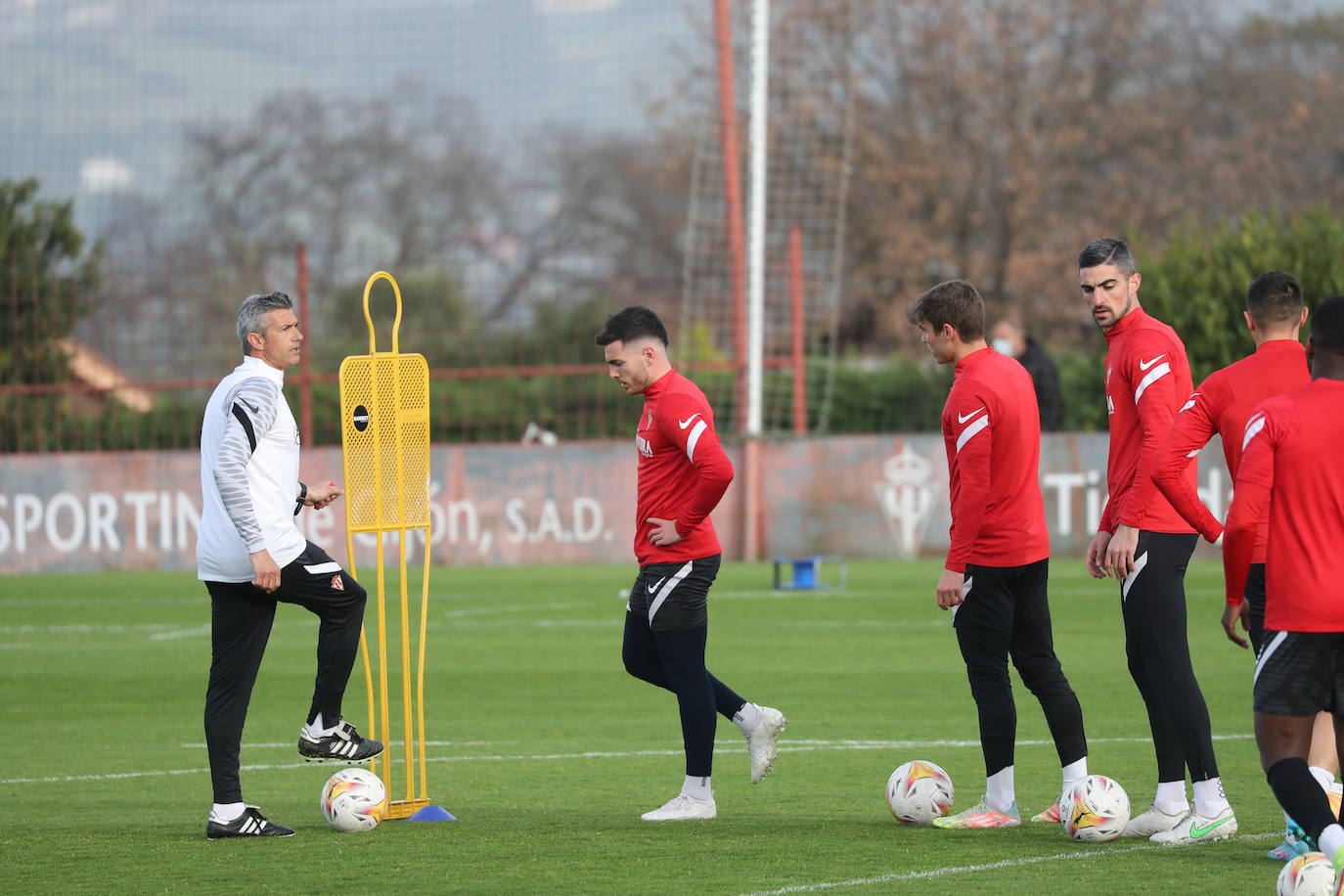 José Luis Martí ha dirigido este miércoles su primer entrenamiento al frente del Sporting, que ha comenzado con algo de retraso por la charla que ha tenido con la plantilla, en presencia de Javi Rico. Ha sido una sesión a puerta abierta y los sportinguistas no han querido perdérselo. 