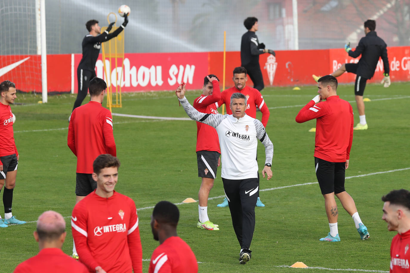 José Luis Martí ha dirigido este miércoles su primer entrenamiento al frente del Sporting, que ha comenzado con algo de retraso por la charla que ha tenido con la plantilla, en presencia de Javi Rico. Ha sido una sesión a puerta abierta y los sportinguistas no han querido perdérselo. 