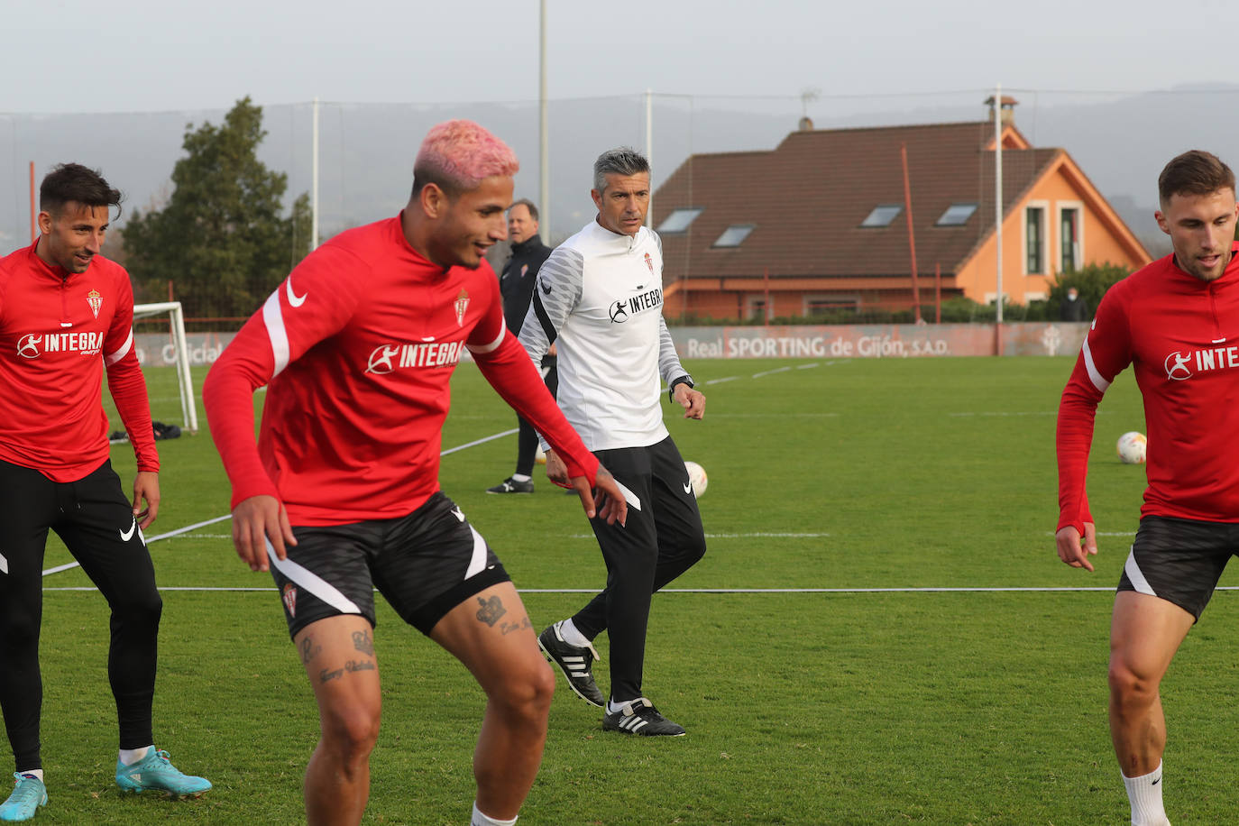 José Luis Martí ha dirigido este miércoles su primer entrenamiento al frente del Sporting, que ha comenzado con algo de retraso por la charla que ha tenido con la plantilla, en presencia de Javi Rico. Ha sido una sesión a puerta abierta y los sportinguistas no han querido perdérselo. 