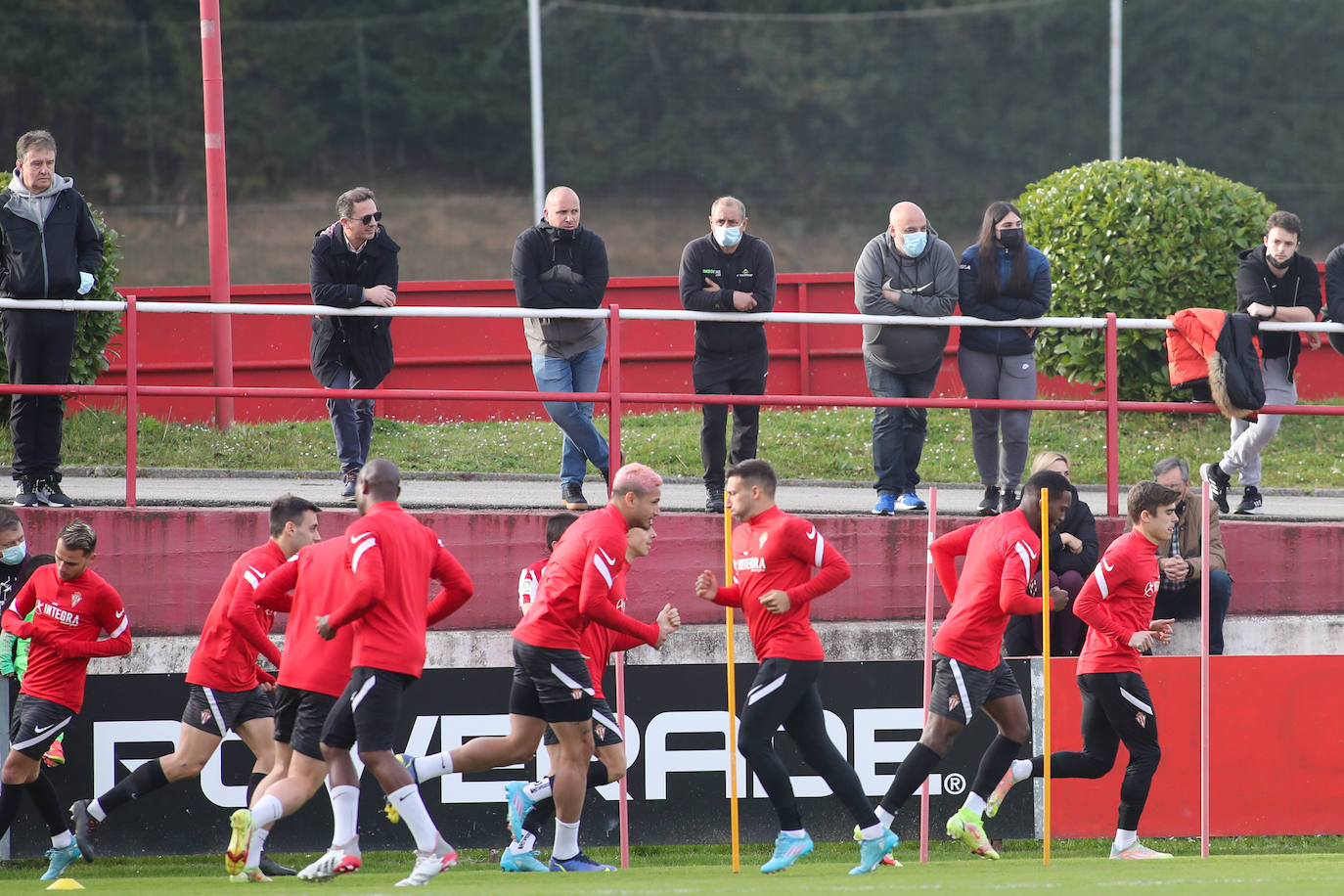 José Luis Martí ha dirigido este miércoles su primer entrenamiento al frente del Sporting, que ha comenzado con algo de retraso por la charla que ha tenido con la plantilla, en presencia de Javi Rico. Ha sido una sesión a puerta abierta y los sportinguistas no han querido perdérselo. 