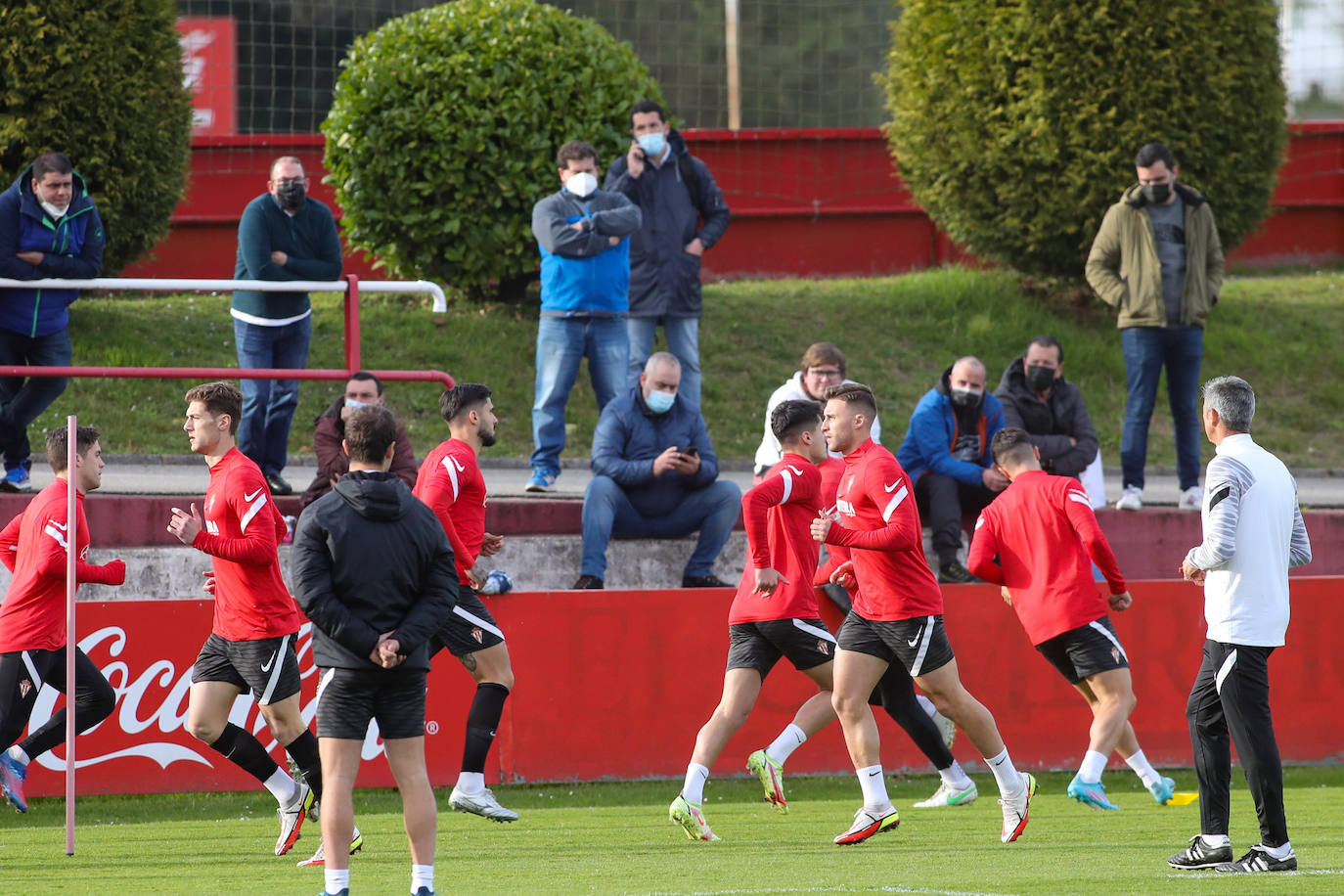 José Luis Martí ha dirigido este miércoles su primer entrenamiento al frente del Sporting, que ha comenzado con algo de retraso por la charla que ha tenido con la plantilla, en presencia de Javi Rico. Ha sido una sesión a puerta abierta y los sportinguistas no han querido perdérselo. 