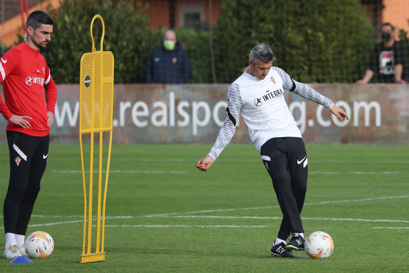 José Luis Martí ha dirigido este miércoles su primer entrenamiento al frente del Sporting, que ha comenzado con algo de retraso por la charla que ha tenido con la plantilla, en presencia de Javi Rico. Ha sido una sesión a puerta abierta y los sportinguistas no han querido perdérselo. 