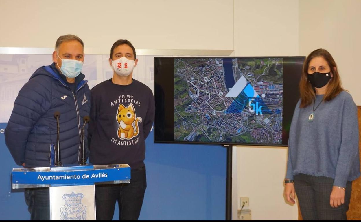 Gerardo González, Juan Nicieza y Nuria Delmiro, esta mañana en el Ayuntamiento de Avilés. 