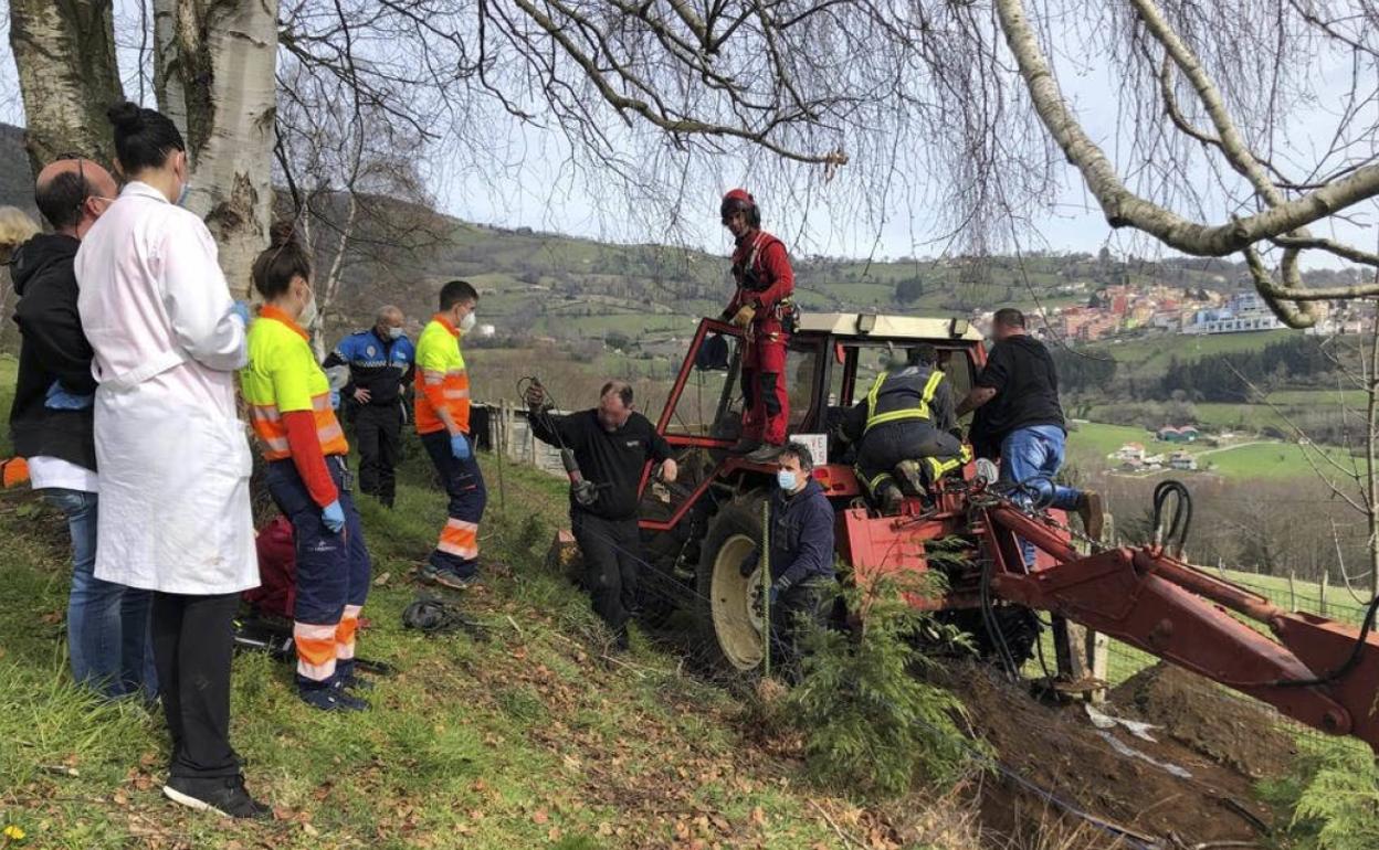 Muere un hombre de 54 años tras quedar atrapado en un brazo hidráulico en Tineo