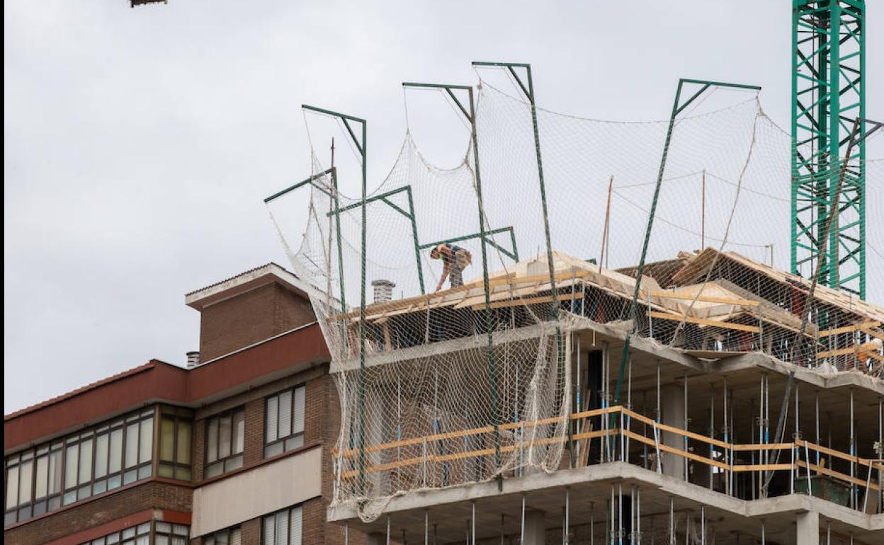 Un edificio en construcción en Avilés.