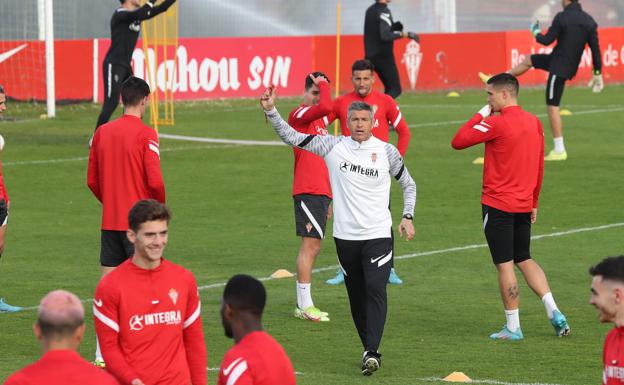 Martí, en el centro, durante su primer entrenamiento en Mareo