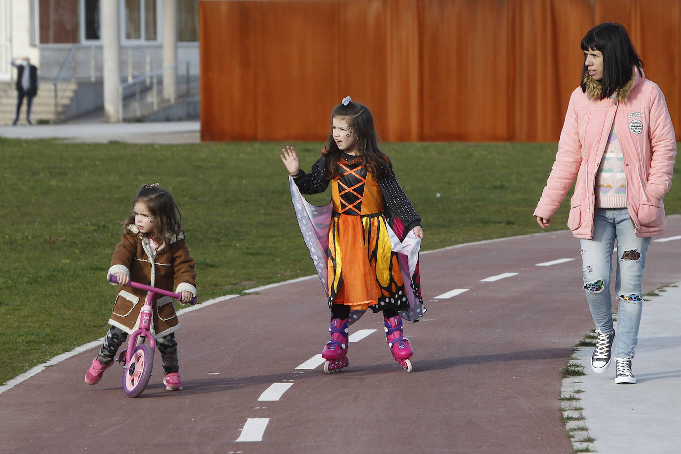 Los más pequeños lucen los disfraces de Carnaval subidos en las bicicletas y monopatines.