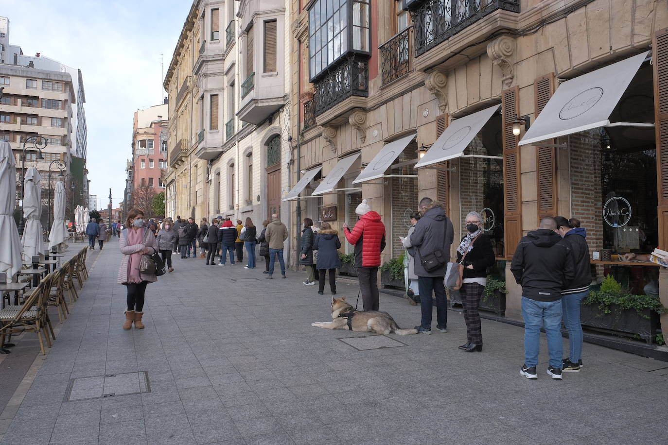 El Antroxu de Gijón ya ha llegado y se ha notado este jueves al pasear frente al teatro Jovellanos, donde decenas de personas hacían cola para conseguir una entrada para ver a las charangas. 