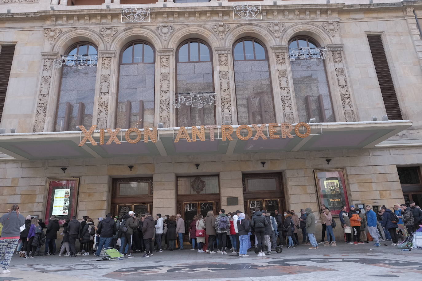 El Antroxu de Gijón ya ha llegado y se ha notado este jueves al pasear frente al teatro Jovellanos, donde decenas de personas hacían cola para conseguir una entrada para ver a las charangas. 