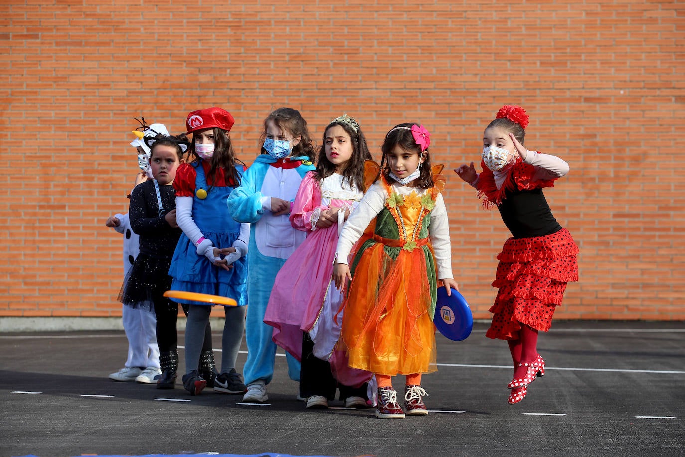 Los centros educativos de Oviedo celebran el Carnaval con los más pequeños en un jueves lleno de fiesta y actividades.