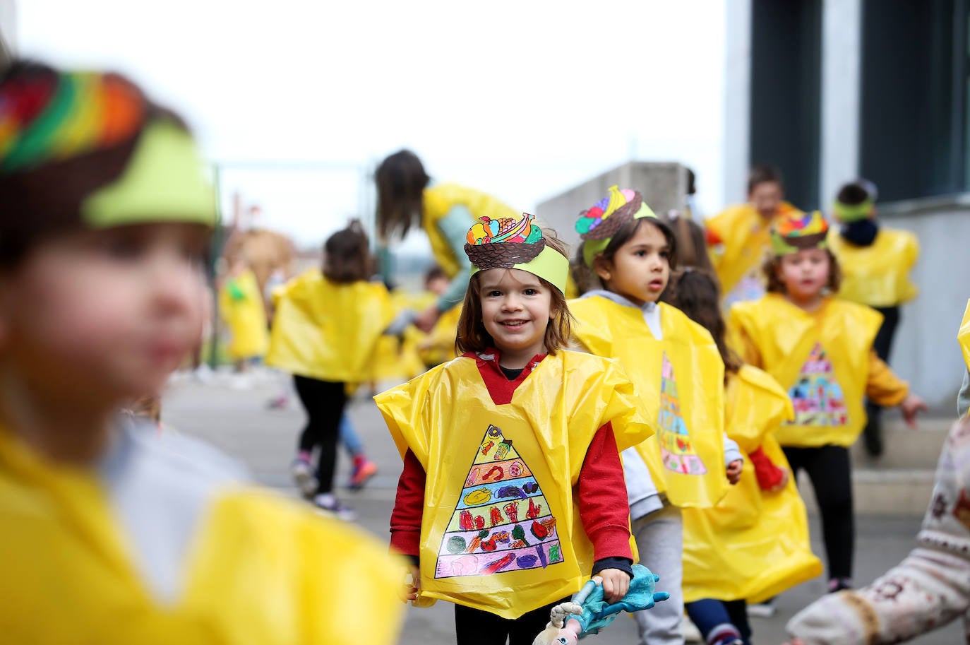 Los centros educativos de Oviedo celebran el Carnaval con los más pequeños en un jueves lleno de fiesta y actividades.