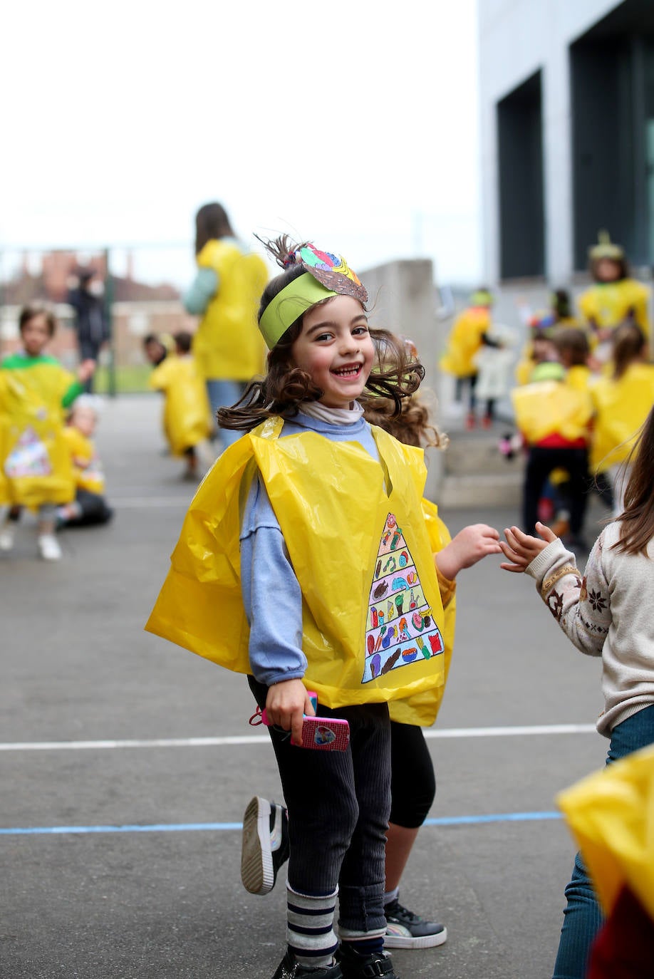 Los centros educativos de Oviedo celebran el Carnaval con los más pequeños en un jueves lleno de fiesta y actividades.