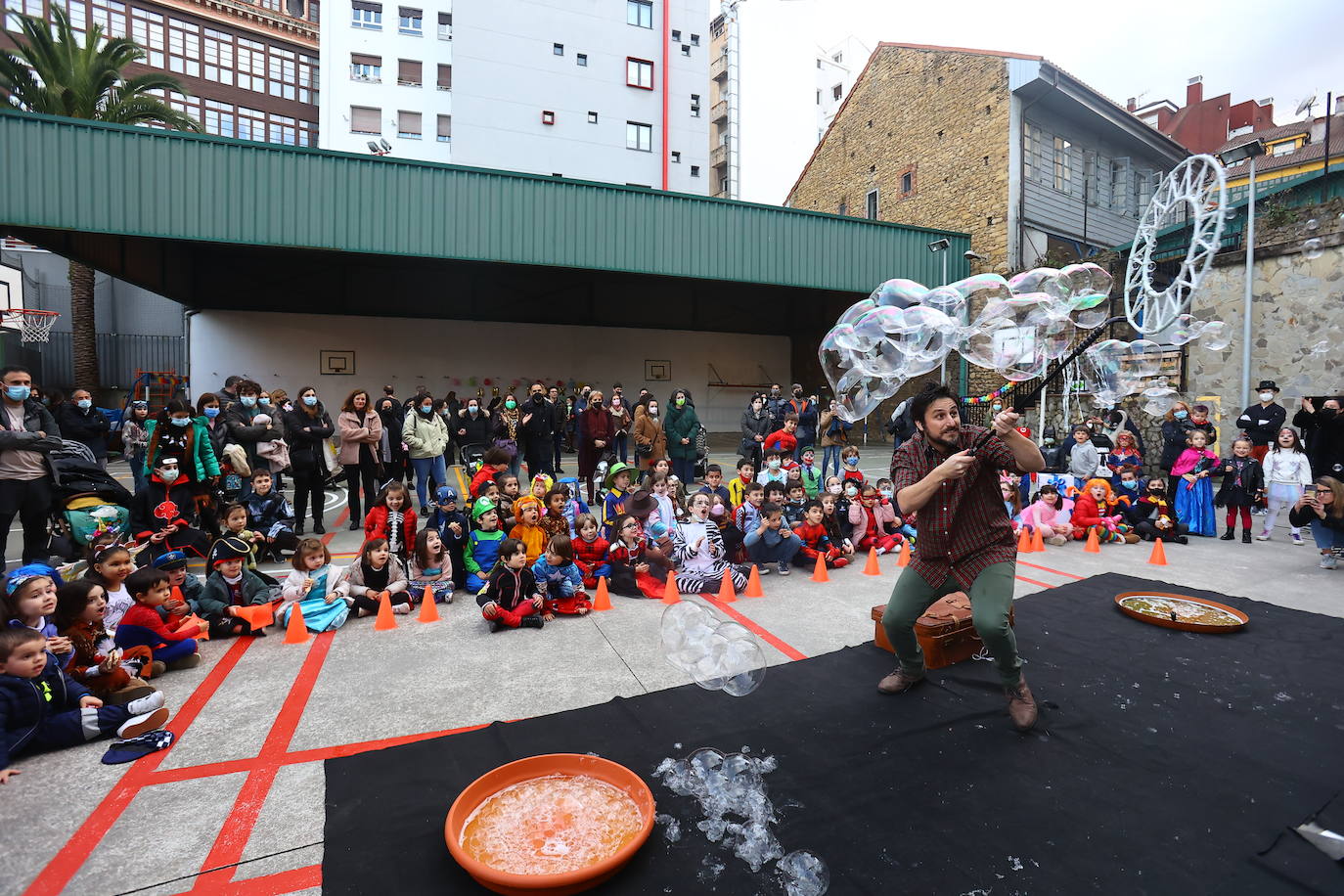 Los centros educativos de Oviedo han preparado actividades y un jueves de fiesta para que los más pequeños disfruten del Carnaval.